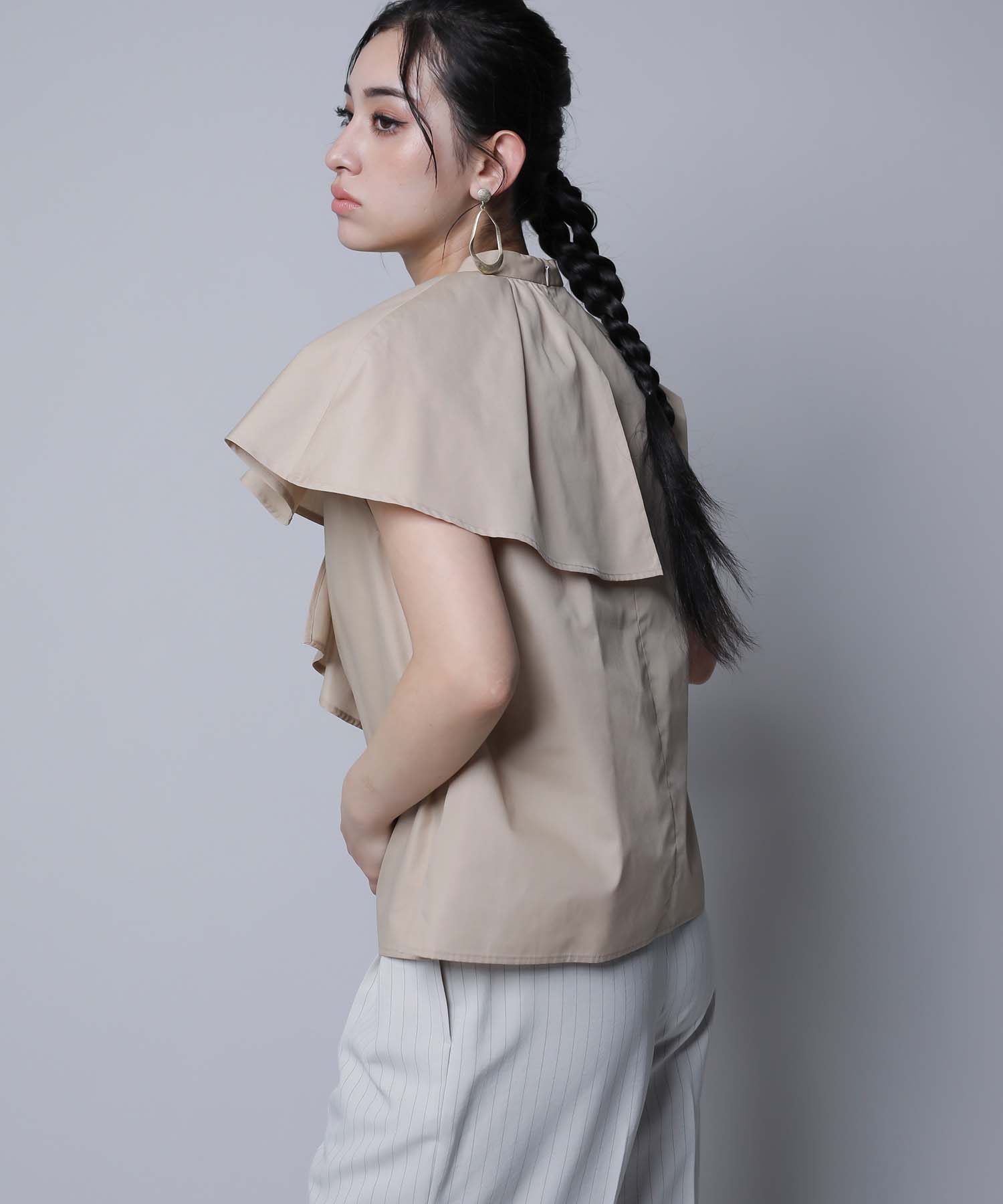 アシメケープフリルブラウス シャツ・ブラウス RAW FUDGE