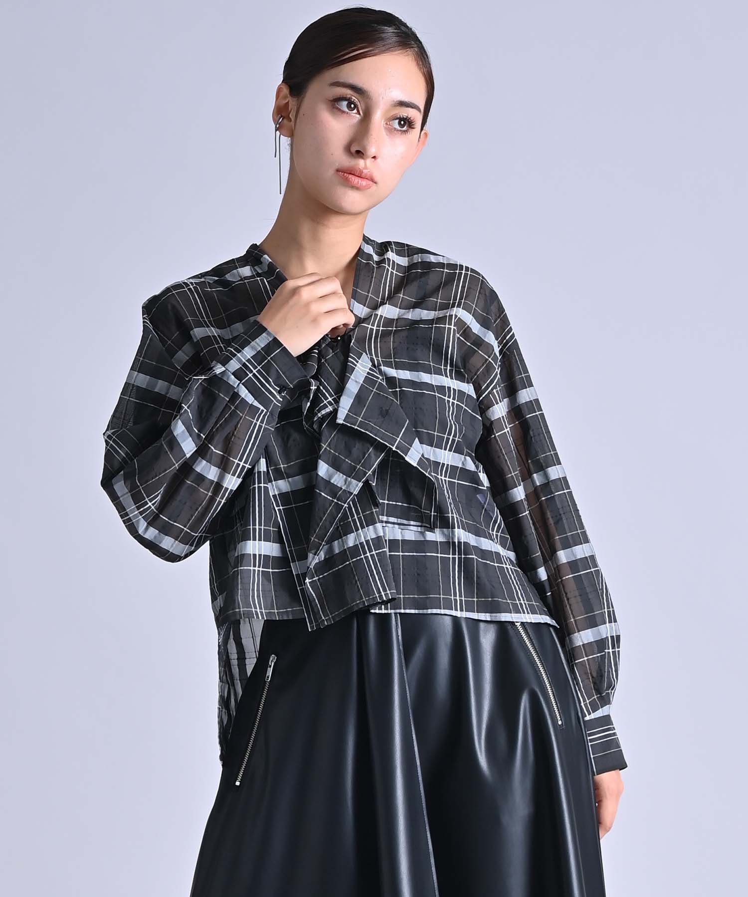 最終sale⭐︎新品未使用✩︎ローファッジ❤︎Vネック ブラウス❤︎ブラック フロントフリルVネックブラウス シャツ・ブラウス RAW FUDGE