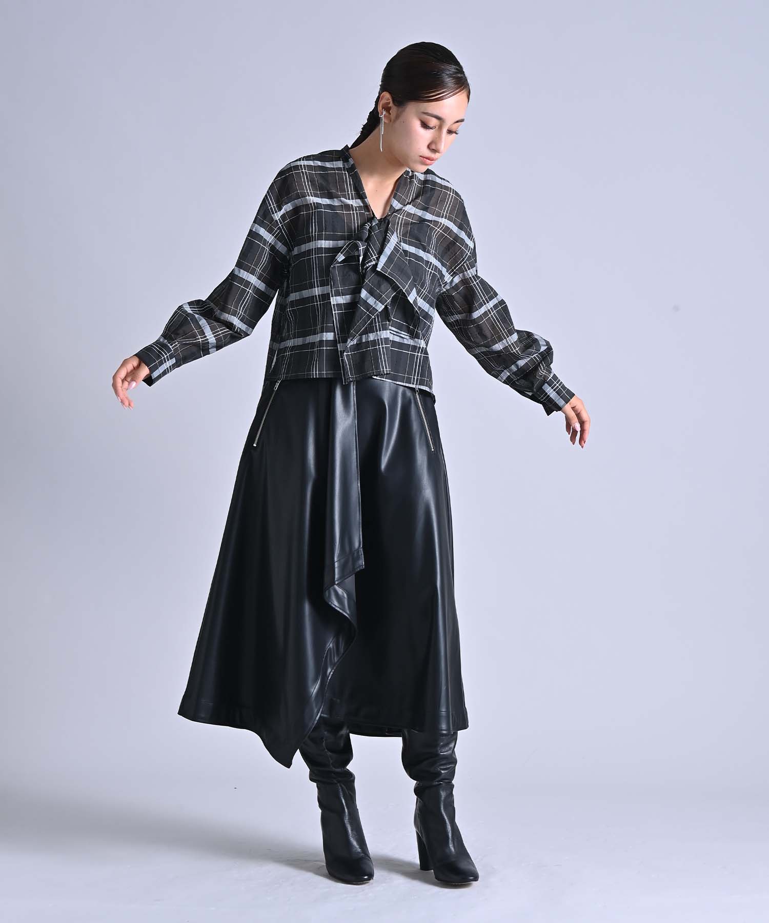最終sale⭐︎新品未使用✩︎ローファッジ❤︎Vネック ブラウス❤︎ブラック フロントフリルVネックブラウス シャツ・ブラウス RAW FUDGE